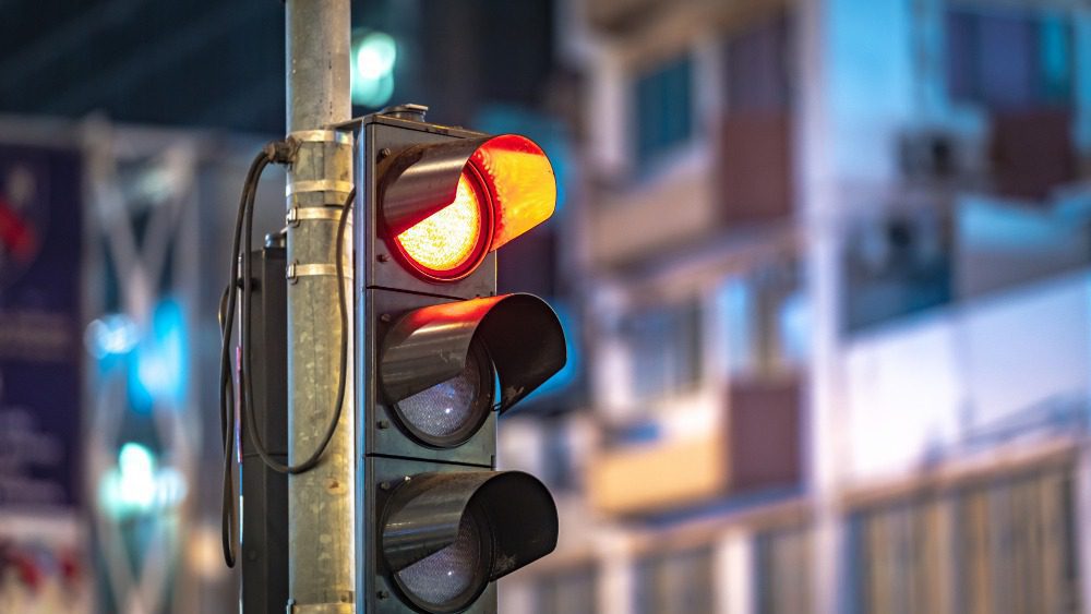 Какой предусмотрен штраф за проезд на красный свет в 2026 году?