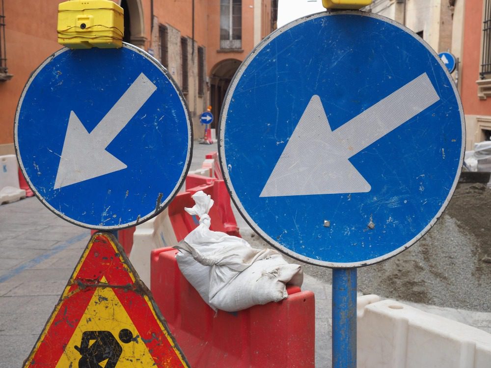 Сбил дорожный знак — штраф и последствия за испорченный указатель