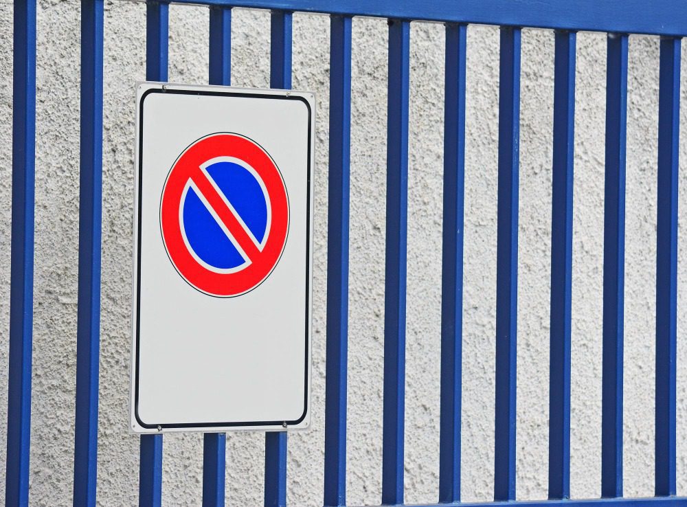 «Стоянка запрещена»: все, что надо знать про знак