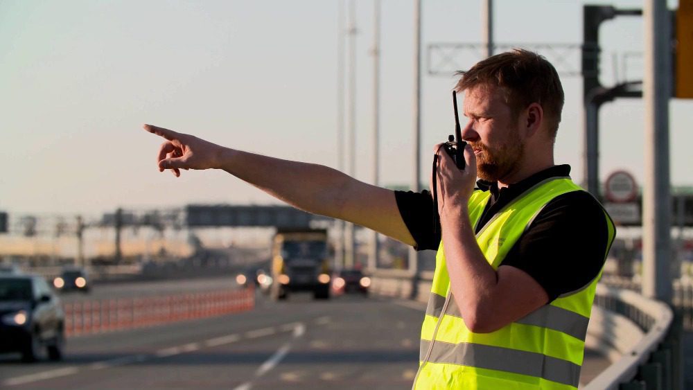 Сигналы регулировщика в картинках с пояснениями