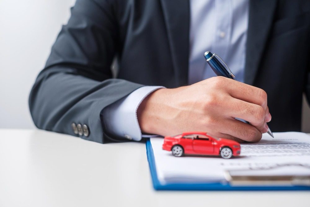 Юридическая помощь автолюбителям 1 businessman signing contract document rental contract insurance contract agreement concepts