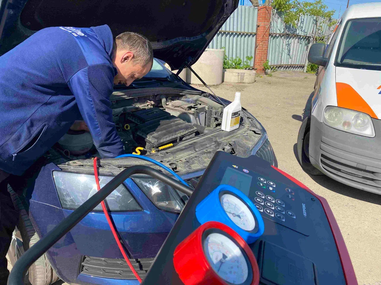 Замена стартера в авто, с выездом специалиста 4 Механик проводит тщательный осмотр автомобиля